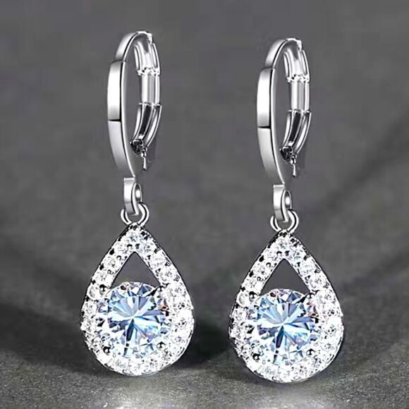 ✨🆕✨ Elegant Chic Silver Plated White Simulated Sapphire Drop Earrings 🌸 ✨ - Picture 1 of 9